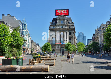 Frühe Touristen begehbar Freitag, 10. Juli 2015 auf Place de Brouckere. Dieser Tag riesige Fußgängerzone erweitert in Brüssel um Gr