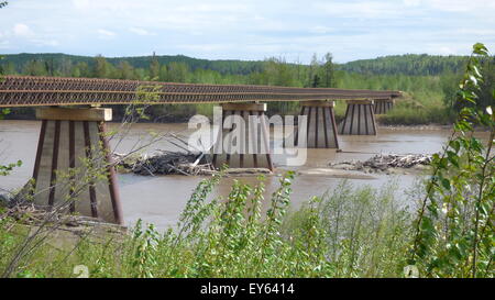 Schmale, Gasse, gedeckten Holzbrücke über den Nelson River in British Columbia, nördlich von Fort Nelson. Stockfoto