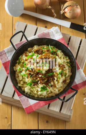 Fernverkehr. Käse-Nudeln und Röstzwiebeln. Deutschland-Österreich-Essen Stockfoto