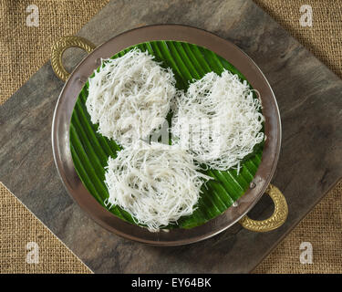 String Hoppers oder Idiyappam. Gedämpfter Reis Mehl Nudeln. Sri Lanka und Südindien Essen Stockfoto