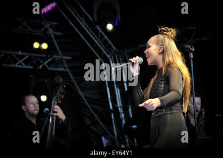 Rebecca Ferguson führt an der Brentwood Festival 2015. Stockfoto