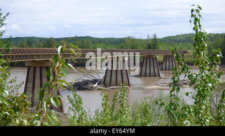 Schmale, Gasse, gedeckten Holzbrücke über den Nelson River in British Columbia, nördlich von Fort Nelson. Stockfoto