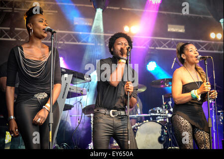 Die Background-Sänger für 80er Sänger Alexander O'Neal unterhält einem ausverkauften Festival Brentwood. Stockfoto