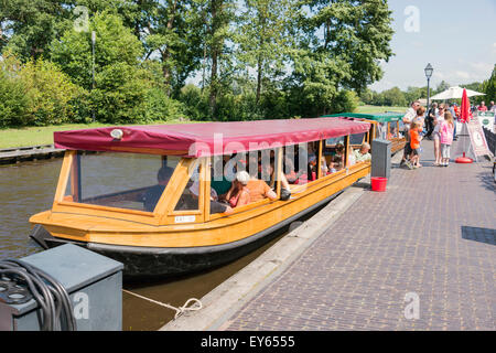 GIETHOORN, Niederlande - 18. Juli 2015: Unbekannte Touristen auf Bootsfahrt in einem Kanal in Giethoorn am 18. Juli 2015. Die schöne Stockfoto