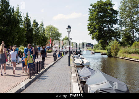 GIETHOORN, Niederlande - 18. Juli 2015: Unbekannte Touristen zu Fuß in der Nähe der Grachten mit den Booten in Giethoorn am 18. Juli 2015. T Stockfoto