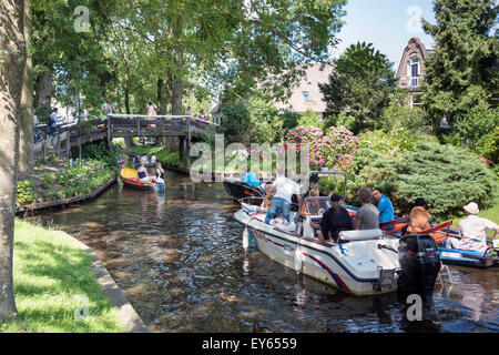 GIETHOORN, Niederlande - 18. Juli 2015: Unbekannte Touristen auf Bootsfahrt in einem Kanal in Giethoorn am 18. Juli 2015. Die schöne Stockfoto