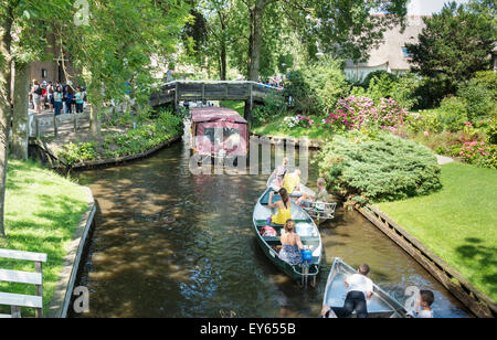 GIETHOORN, Niederlande - 18. Juli 2015: Unbekannte Touristen auf Bootsfahrt in einem Kanal in Giethoorn am 18. Juli 2015. Die schöne Stockfoto