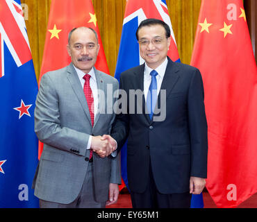 Peking, China. 22. Juli 2015. Chinese Premier Li Keqiang (R) trifft sich mit New Zealand Generalgouverneur Jerry Mateparae in Peking, Hauptstadt von China, 22. Juli 2015. Bildnachweis: Wang Ye/Xinhua/Alamy Live-Nachrichten Stockfoto