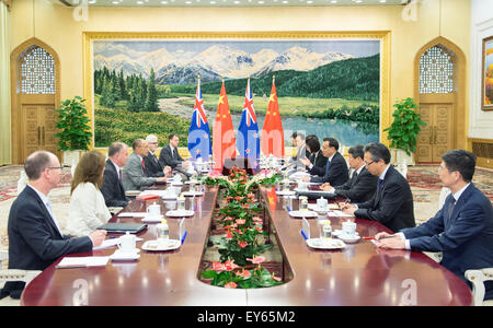 Peking, China. 22. Juli 2015. Der chinesische Ministerpräsident Li Keqiang (4. R) trifft sich mit New Zealand Generalgouverneur Jerry Mateparae (4 L) in Peking, Hauptstadt von China, 22. Juli 2015. Bildnachweis: Wang Ye/Xinhua/Alamy Live-Nachrichten Stockfoto