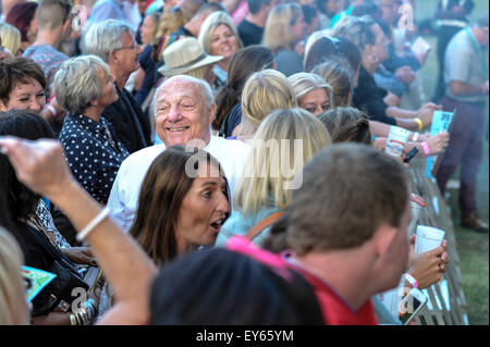 "Tanzende Dave" amüsiert sich auf der Brentwood Festival 2015. Stockfoto