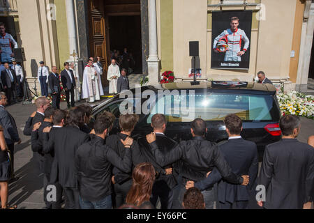 Kathedrale Sainte Raparate, Nizza, Frankreich. 21. Juli 2015. Die Beerdigung von Jules Biachi, ehemaliger F1-Fahrer für Marussia F1 in der FIA Formula One World Championship. Bianchi starb am 17. Juli an Verletzungen, die in der japanischen Formel 1 Grand Prix in Suzuka, Japan 5. Oktober 2014. Der Leichenwagen kommt mit dem Sarg Credit: Action Plus Sport/Alamy Live News Stockfoto