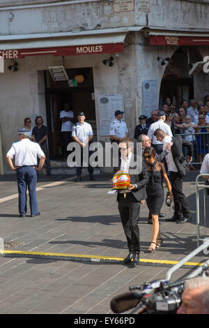 Kathedrale Sainte Raparate, Nizza, Frankreich. 21. Juli 2015. Die Beerdigung von Jules Biachi, ehemaliger F1-Fahrer für Marussia F1 in der FIA Formula One World Championship. Bianchi starb am 17. Juli an Verletzungen, die in der japanischen Formel 1 Grand Prix in Suzuka, Japan 5. Oktober 2014. Teilnehmer mit einem racing Replica Helm Credit: Action Plus Sport/Alamy Live News Stockfoto