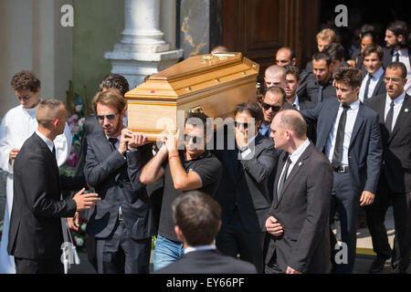 Kathedrale Sainte Raparate, Nizza, Frankreich. 21. Juli 2015. Die Beerdigung von Jules Biachi, ehemaliger F1-Fahrer für Marussia F1 in der FIA Formula One World Championship. Bianchi starb am 17. Juli an Verletzungen, die in der japanischen Formel 1 Grand Prix in Suzuka, Japan 5. Oktober 2014. Der Sarg wird getragen durch F1 Kredit Treiber einschließlich Jean-Eric Vergne und Felipe Massa: Action Plus Sport/Alamy Live News Stockfoto