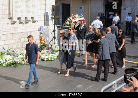 Kathedrale Sainte Raparate, Nizza, Frankreich. 21. Juli 2015. Die Beerdigung von Jules Biachi, ehemaliger F1-Fahrer für Marussia F1 in der FIA Formula One World Championship. Bianchi starb am 17. Juli an Verletzungen, die in der japanischen Formel 1 Grand Prix in Suzuka, Japan 5. Oktober 2014. gGuests kommen in der Gedenkstätte Credit: Action Plus Sport/Alamy Live News Stockfoto