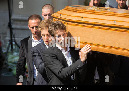 Kathedrale Sainte Raparate, Nizza, Frankreich. 21. Juli 2015. Die Beerdigung von Jules Biachi, ehemaliger F1-Fahrer für Marussia F1 in der FIA Formula One World Championship. Bianchi starb am 17. Juli an Verletzungen, die in der japanischen Formel 1 Grand Prix in Suzuka, Japan 5. Oktober 2014. Der Sarg wird von F1-Piloten Romain Grosjean und Sebastian Vettel Kredit einschließlich getragen: Action Plus Sport/Alamy Live News Stockfoto