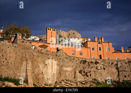 Die Imaret (islamische Armenhaus, heute ein Luxushotel) und das Schloss von Kavala, Mazedonien, Griechenland. Stockfoto