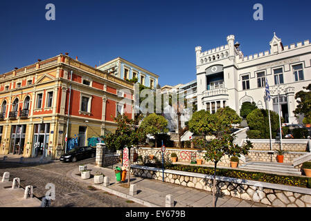 Ein "komplexes" der schönen, bunten neoklassischen Gebäude in Kavala Stadt, Mazedonien, Griechenland. Auf der rechten Seite das Rathaus. Stockfoto