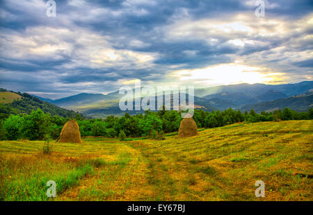 Malerische Landschaft des Sonnenaufgangs über Cernei Berge von nahe gelegenen Mehadia, Rumänien gesehen. Stockfoto