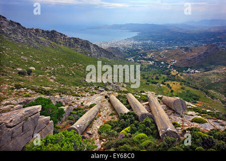 Vergessen antike Säulen in einem alten Steinbruch an den Hängen des Mount Ochi ("Oche"), Insel Evia ("Evvoia"), Zentral-Griechenland. Stockfoto