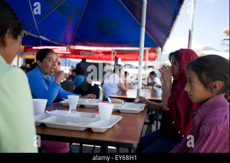 Bewohner von San Marcos Regierung Nothilfe Zelt nach Westen Guatemala Novermber 7 2012 ein M7.4 Erdbeben. Stockfoto