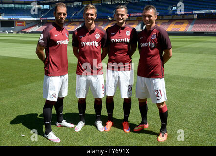 Tschechischer Fußballspieler Marco Paixao, Borek Dockal, Mario Holek Sparta Prag (von links) und David Lafata posieren in Jersey für die neue tschechische Fußball-Liga-Saison 2015/2016 in Prag, Tschechische Republik, 22. Juli 2015. (CTK Foto/Michal Krumphanzl) Stockfoto