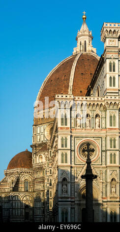 Kathedrale von Florenz West façade mit seiner Kuppel im Hintergrund und der Säule des Heiligen Zanobi im Vordergrund. Florenz, Italien. Stockfoto