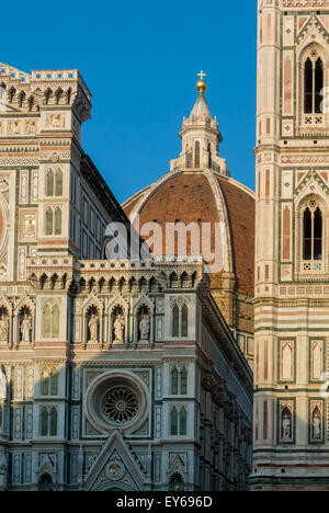 Die von Filippo Brunellesch entworfene Kuppel der Kathedrale von Florenz befindet sich zwischen der westlichen façade und dem Glockenturm von Giotto. Florenz, Italien. Stockfoto