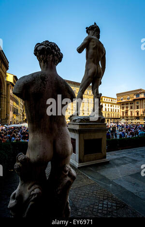 Rückansicht der Statuen, einschließlich Michelangelos David vom Eingang des Palazzo Vecchio aus gesehen. Florenz, Italien. Stockfoto