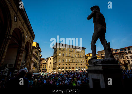 Rückansicht von Michelangelos David-Statue und Skulpturen in der Loggia della Signoria. Florenz, Italien. Stockfoto