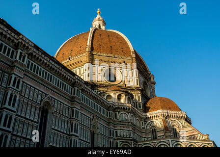 Die Südfassade façade der Kathedrale von Florenz wurde von der Piazza del Duomo aus aufgenommen und blickte nach oben in Richtung der Kuppel. Florenz, Italien... Stockfoto