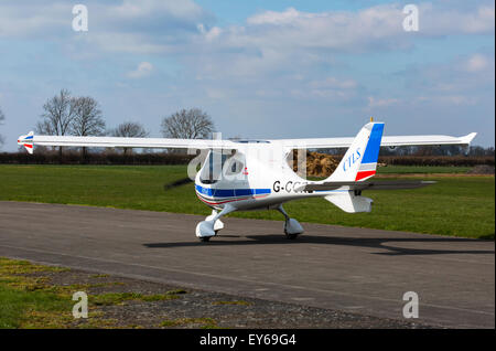 Flight Design CTLS G-CGRB Rollen entlang der Rollbahn am Breighton Flugplatz Stockfoto