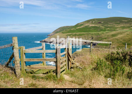 Blick auf Porth Llanllawen von küssen Tor auf Wales Coast Path auf Lleyn Halbinsel / Pen Llyn, Gwynedd, Nordwales, UK, Großbritannien Stockfoto