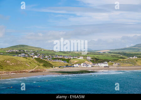 Fernblick auf küstennahen Dorf von Aberdaron auf der Halbinsel Lleyn / Pen Llyn, Gwynedd, Nordwales, UK, Großbritannien Stockfoto