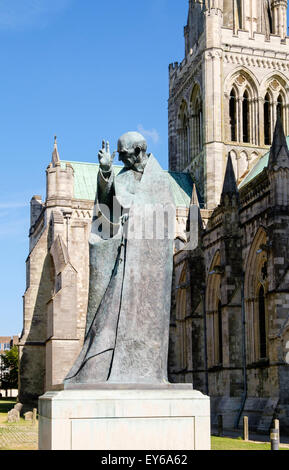 Bronze-Statue des Schutzheiligen Richard außerhalb Chichester Kathedrale-Kirche der Heiligen Dreifaltigkeit. Chichester West Sussex England UK Stockfoto