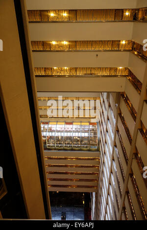 Innenraum des Marriott Marquis, Atrium-Ansicht, mit Aufzügen, Times Square, Manhattan, New York City, USA. Stockfoto