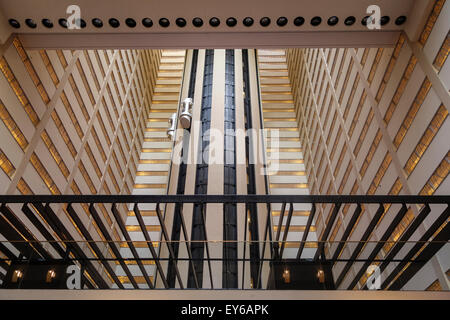 Innenraum des Marriott Marquis, Atrium-Ansicht, mit Aufzügen, Times Square, Manhattan, New York City, USA. Stockfoto