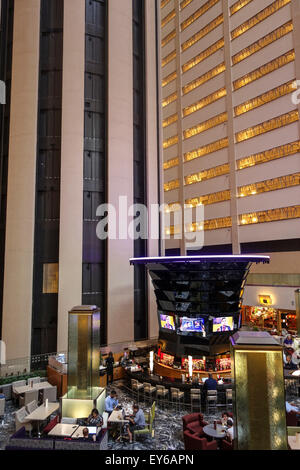 Innenraum des Marriott Marquis, Atrium Blick, mit Aufzügen, bar-Café, lobby, Times Square, Manhattan, New York City, USA. Stockfoto