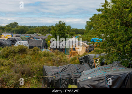 Calais, Frankreich. 22. Juli 2015. Flüchtlinge aus Afghanistan, Syrien, Sudan und Eritrea steigen stetig auf ein Migrant Camp in der französischen Küste von Calais. Sie hoffen, die Einreise in das Vereinigte Königreich, nur 21 Meilen entfernt über den Ärmelkanal zu gewinnen. Aber im Mai, französische Polizei zerstört ihr Lager und erzählte der Migranten, woanders hinzugehen. Und so zogen. auf der anderen Straßenseite. (Kredit-Bild: © Velar gewähren über ZUMA Draht) Bildnachweis: ZUMA Press, Inc./Alamy Live-Nachrichten Stockfoto