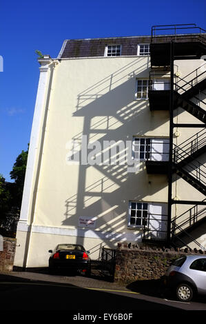 Eine Zick-Zack-Feuerleiter an der Außenseite der Wohnblock im Bereich Clifton Bristol. Stockfoto