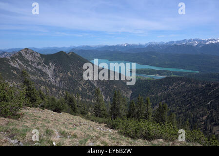 Blick auf See Walchensee und Mountain Ridge verbinden Heimgarten und Herzogstand Gipfel, Bayern, Deutschland Stockfoto