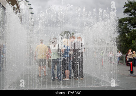 LONDON, UK - 18. August 2007: Besucher auf der South Bank Centre in London genießen die erscheinenden Zimmer-Brunnen in der Nähe der königlichen F Stockfoto