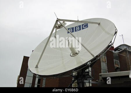 LONDON, UK - 18. August 2007: Eine große Satellitenschüssel im BBC Television Centre in Shepherds Bush, West London.  Die broadcastin Stockfoto