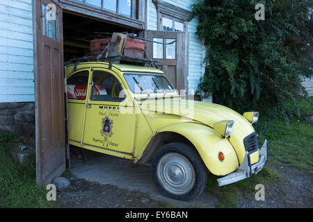 Am alten Citroën 2CV in einer Garage. Pablo Fierro Museum. Puerto Varas. Chile Stockfoto