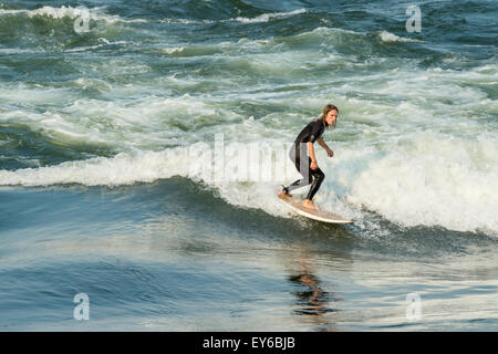 Surfer am St.-Lorenz-Strom hinter Habitat 67 in Montreal Stockfoto