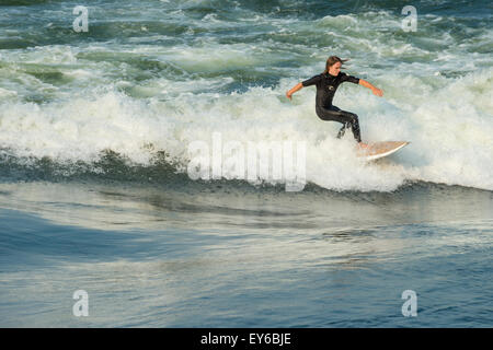 Surfer am St.-Lorenz-Strom hinter Habitat 67 in Montreal Stockfoto