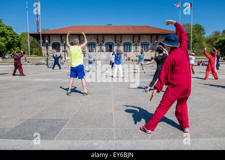 Tai Chi in Montreal vor Mont-Royal-Chalet Stockfoto