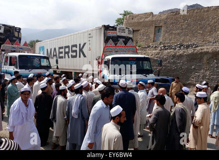 Transporter blockieren afghanischen Torkham Grenze Weg, wie sie gegen hohen Händigkeit von Khyber Khasadar Force Beamte während der Demonstration am Khyber-Bereich von Landikotal auf Mittwoch, 22. Juli 2015 protestieren. Stockfoto