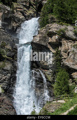 Wasserfall bei Lillaz, in der Nähe von Cogne im Aosta-Tal, Gran Paradiso Nationalpark in den italienischen Alpen, Italien Stockfoto