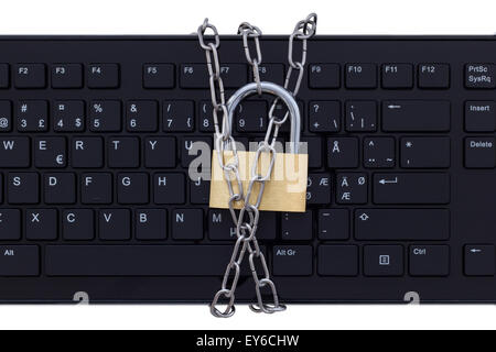 Tastatur mit Metallkette geschützt und eine Sperre, isoliert auf weißem Hintergrund. Konzept-Foto von Internet & Computer Sicherheit & Sicherheit. Stockfoto