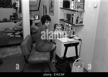 Deutsche Fictitious character Simone Rethel, Deutschland 1960er Jahre. Die deutsche Schauspielerin Simone Rethel, Deutschland der 1960er Jahre. 24 x 36 Neg 420 Stockfoto